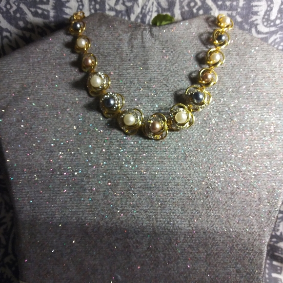 Tri colour gold tone and faux Pearl necklace. - Picture 2 of 6